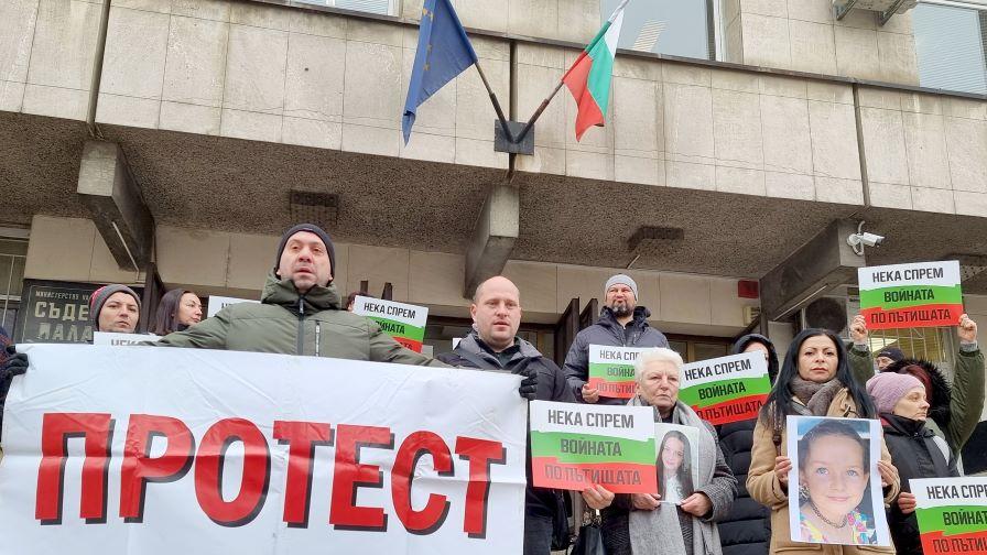 Близки на загиналия бивш кмет на Червен бряг - на протест пред Съдебната палата във Велико Търново