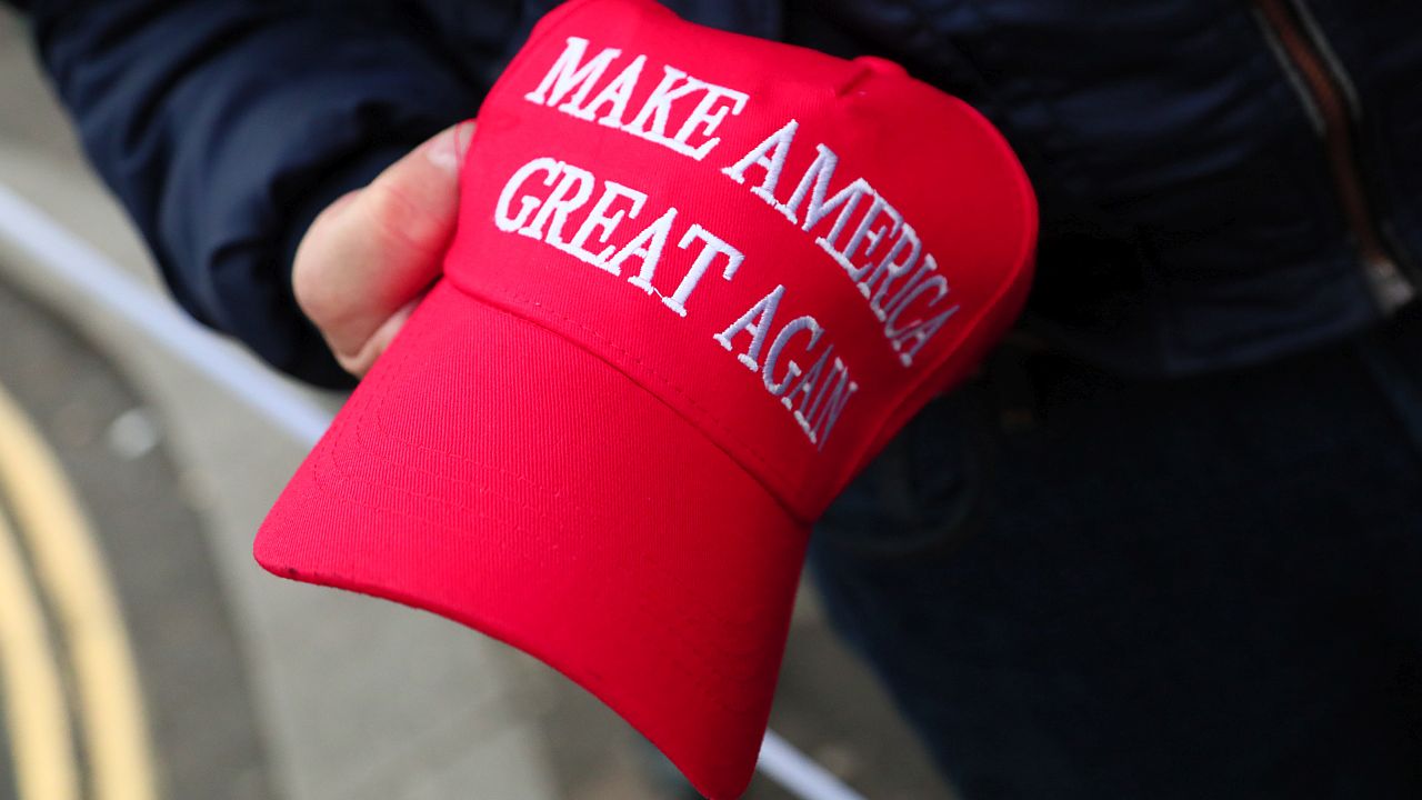 От туид до златни копчета: Колко MAGA е гардеробът ви