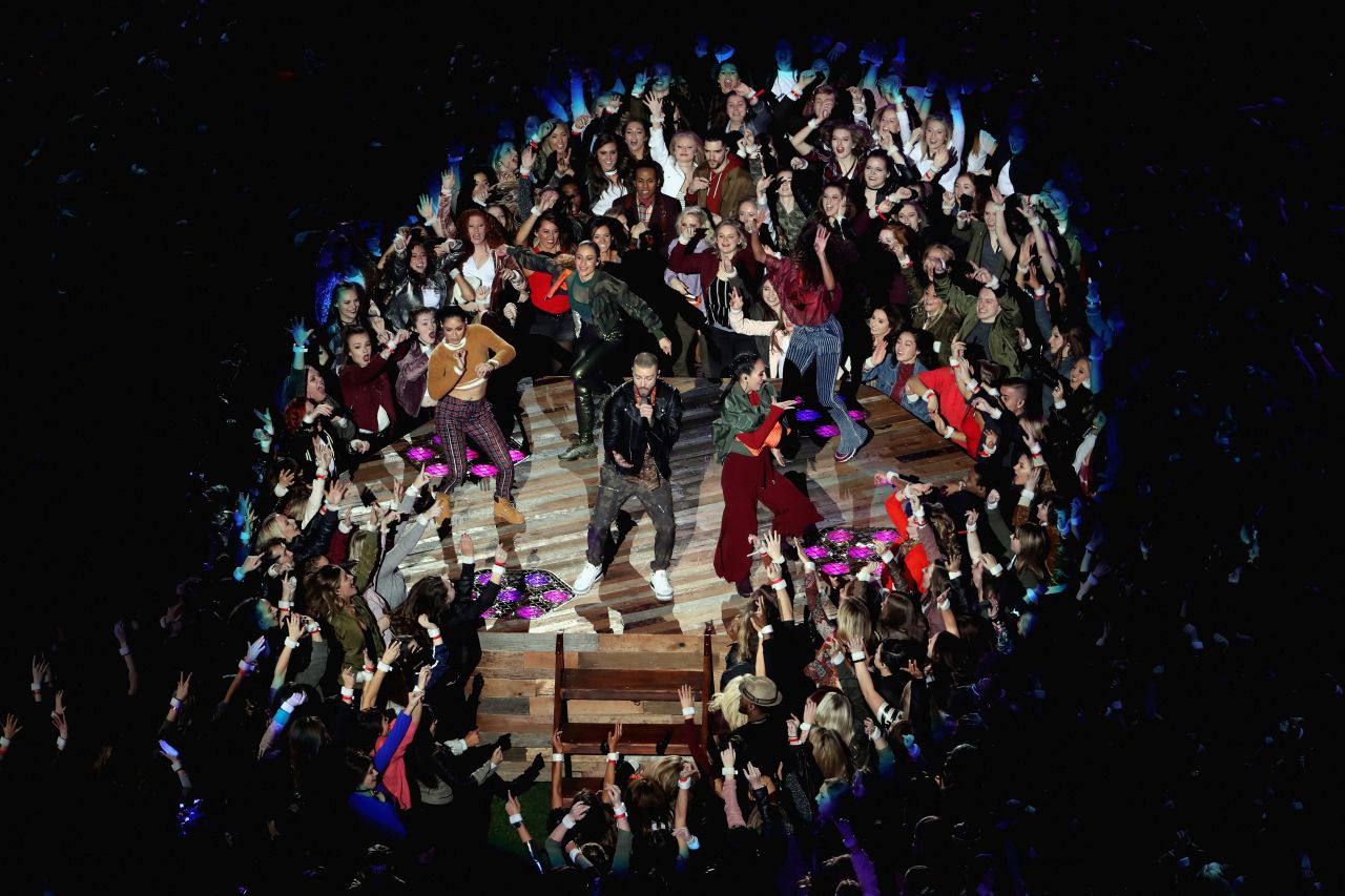 <p>Джъстин Тимбърлейк по време на шоуто на полувремето на Pepsi Super Bowl LII на стадион &bdquo;Ю Ес Банк&ldquo; в Минеаполис, Минесота &ndash; 4 февруари 2018 г.</p>