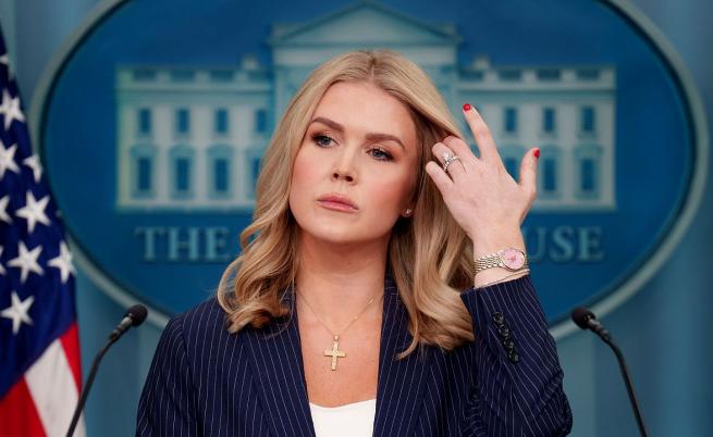 Каролайн Левит с любимото си колие - разпятие