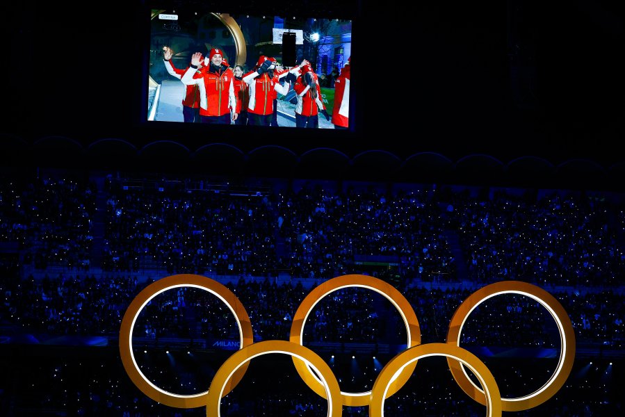 Александра Фейгин развя българския флаг в Милано а Владимир Илиев1