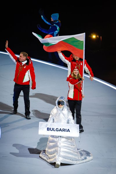 Александра Фейгин развя българския флаг в Милано а Владимир Илиев1