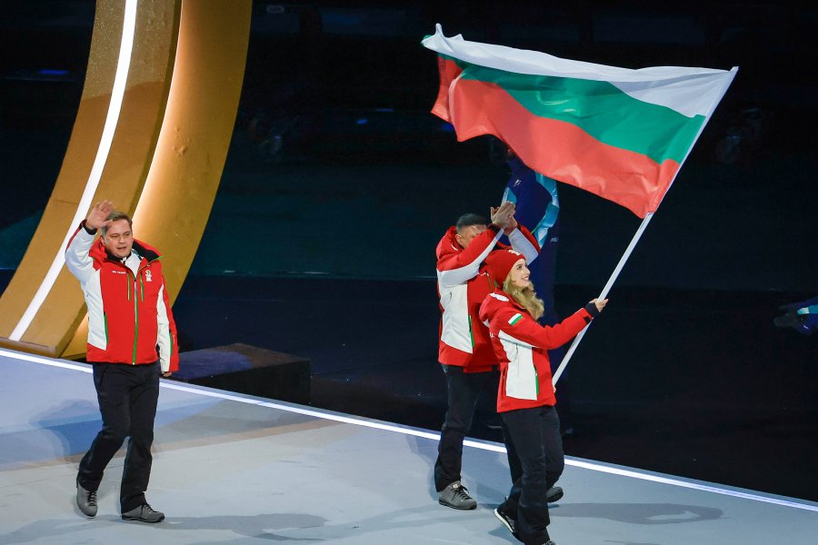 Александра Фейгин развя българския флаг в Милано а Владимир Илиев1