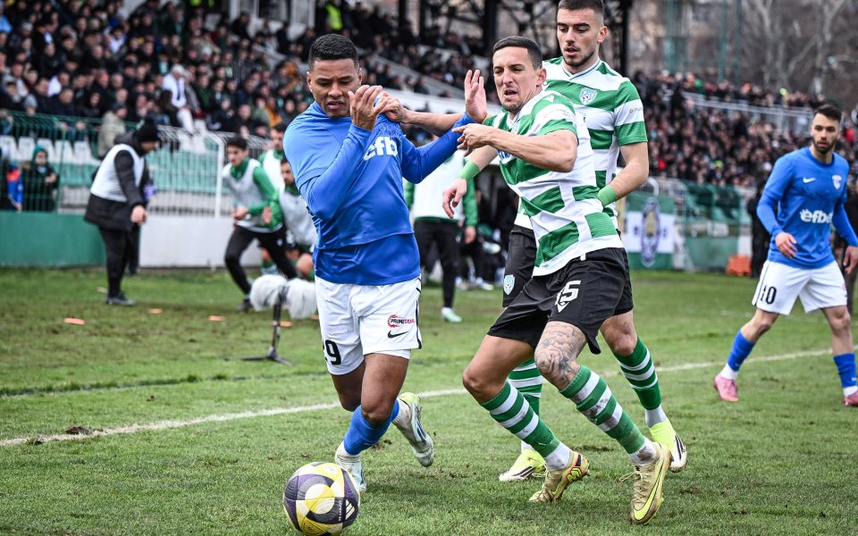 Здрава битка, куп картони и 0:0 между Черно море и Спартак Варна