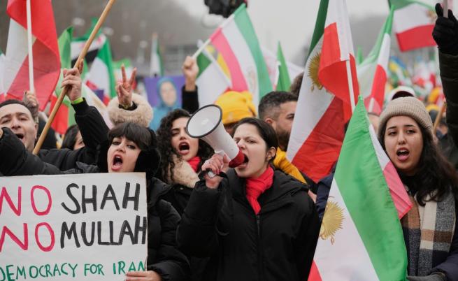 Близо 10 000 демонстранти се събраха в Берлин, за да призоват за демокрация в Иран