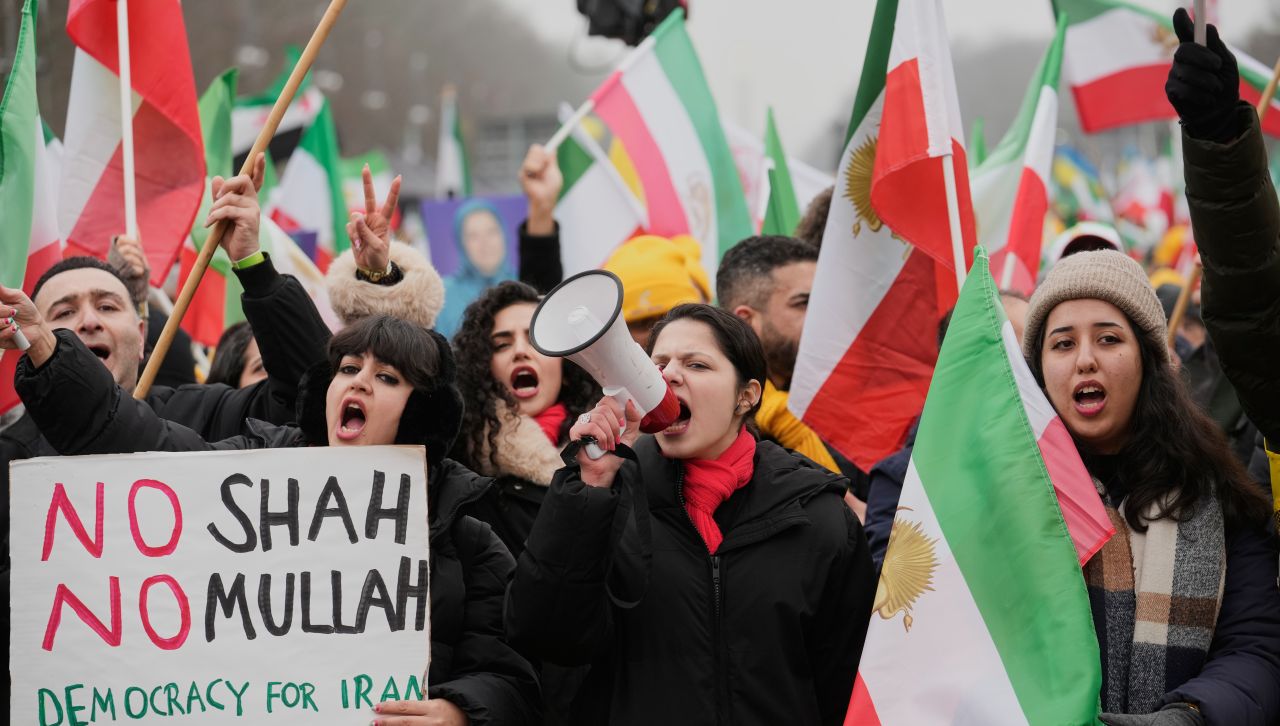 Близо 10 000 демонстранти се събраха в Берлин, за да призоват за демокрация в Иран