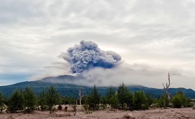Вулканът Шивелуч изригна в Русия - червен авиационен код в района