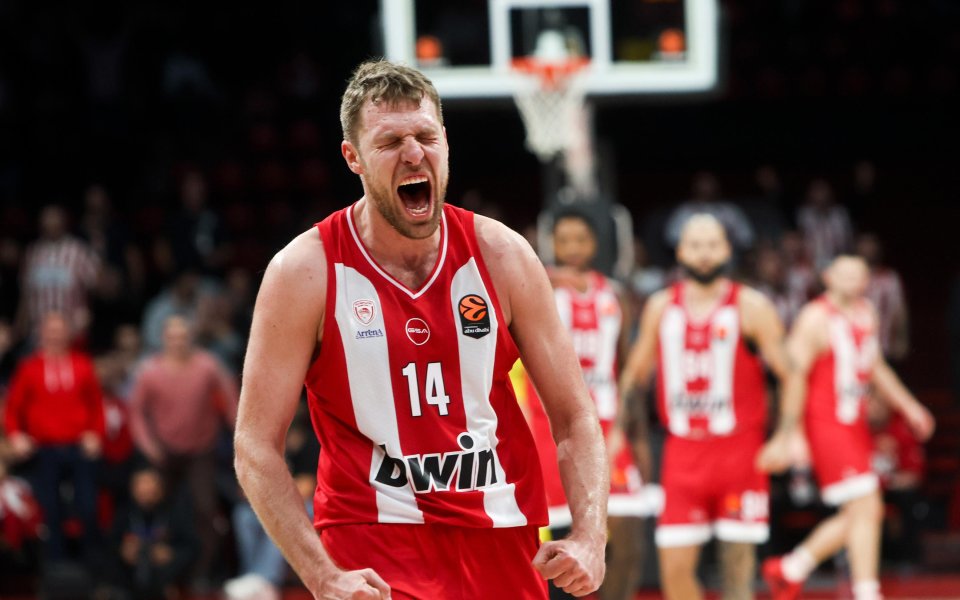 Страхотен Везенков собственоръчно изведе Олимпиакос до успех над Цървена звезда пред погледа на Джокович