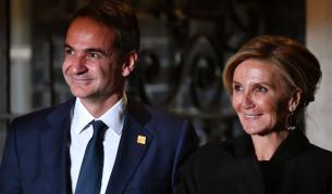 Съпругата на Мицотакис пострада при инцидент в Италия, наложила се е операция