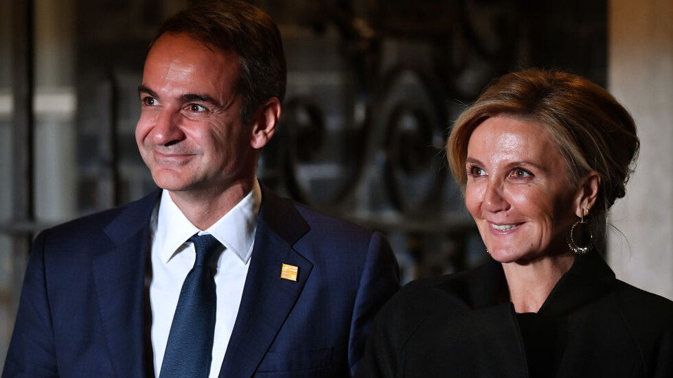 Съпругата на Мицотакис пострада при инцидент в Италия, наложила се е операция