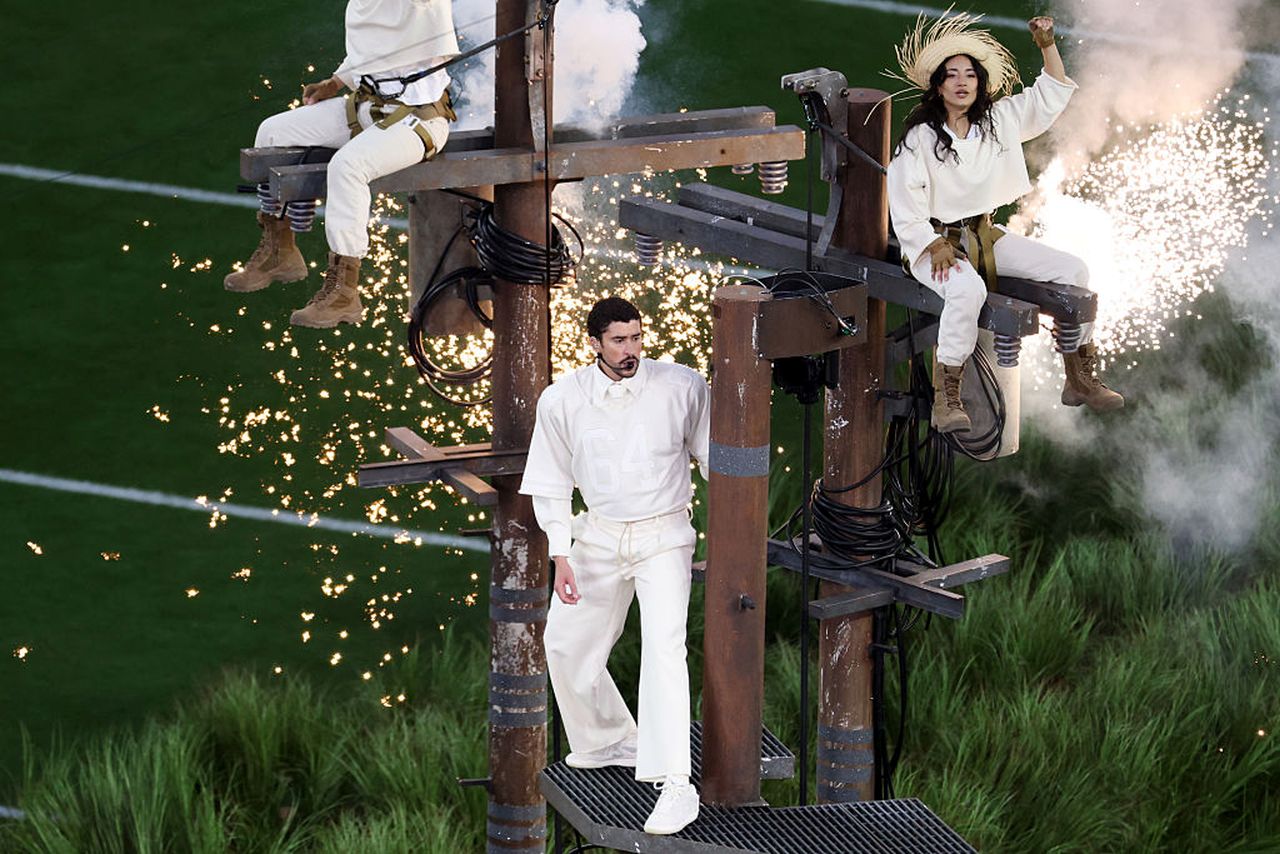 <p>Суперзвездата Bad Bunny оглави грандиозното шоу на полувремето на Apple Music Super Bowl LX, което се проведе на 8 февруари 2026 г. на стадион &bdquo;Ливайс&ldquo; в Санта Клара, Калифорния.&nbsp;Президентът на САЩ, Доналд Тръмп, разкритикува шоуто и каза, че е "е абсолютно ужасно"</p>