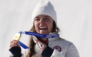Олимпийска шампионка счупи златния си медал