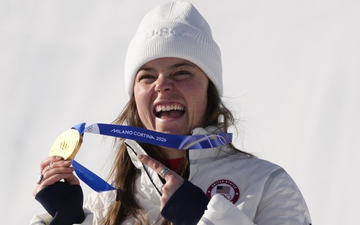 Олимпийска шампионка счупи златния си медал