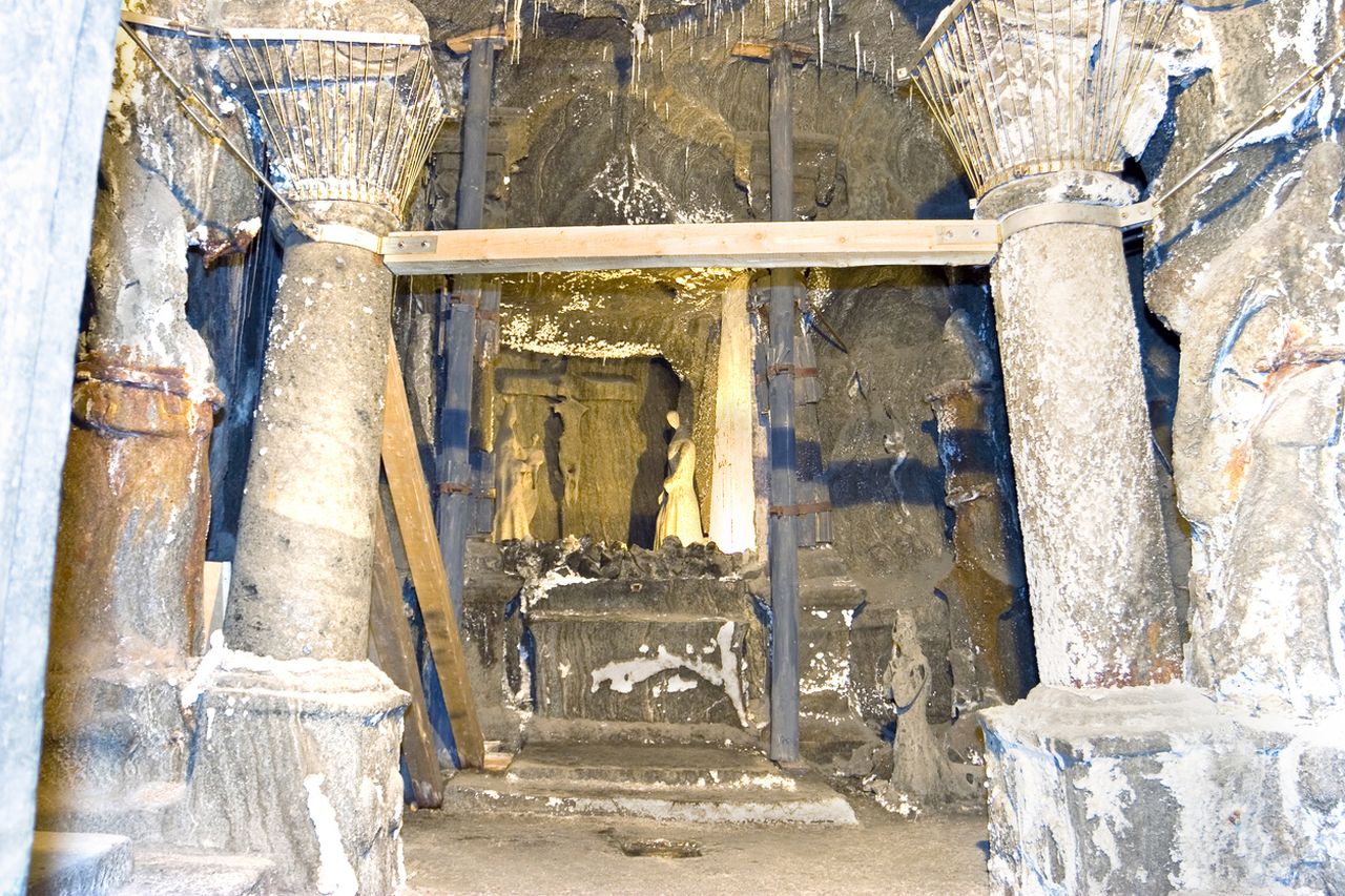 <p>Разходка в &bdquo;Солния град&ldquo; &ndash; мината Величка, която крие катедрали под земята</p>