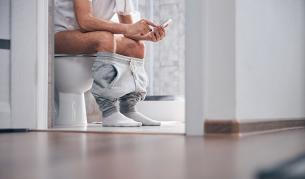 С телефон в тоалетната – невидимата заплаха, за която милиони мълчат