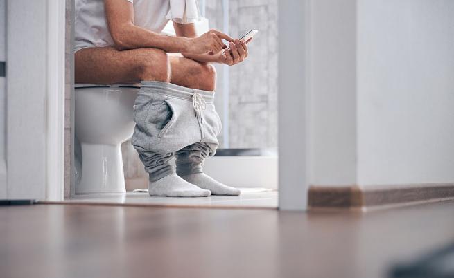 С телефон в тоалетната – невидимата заплаха, за която милиони мълчат