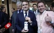 Френският президент Еманюел Макрон със специалното вино, което той е вдъхновил