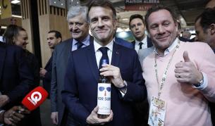 Френският президент Еманюел Макрон със специалното вино, което той е вдъхновил