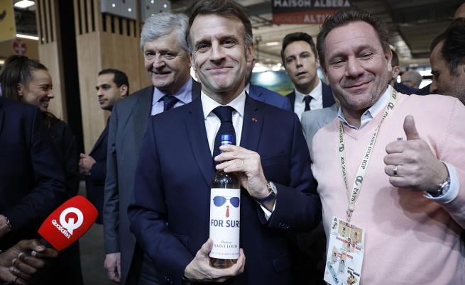 „А, това е приятно! Страхотно!“ – Макрон очарован от бутилка вино For sure.