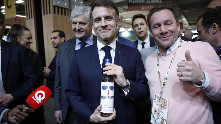 Френският президент Еманюел Макрон със специалното вино, което той е вдъхновил