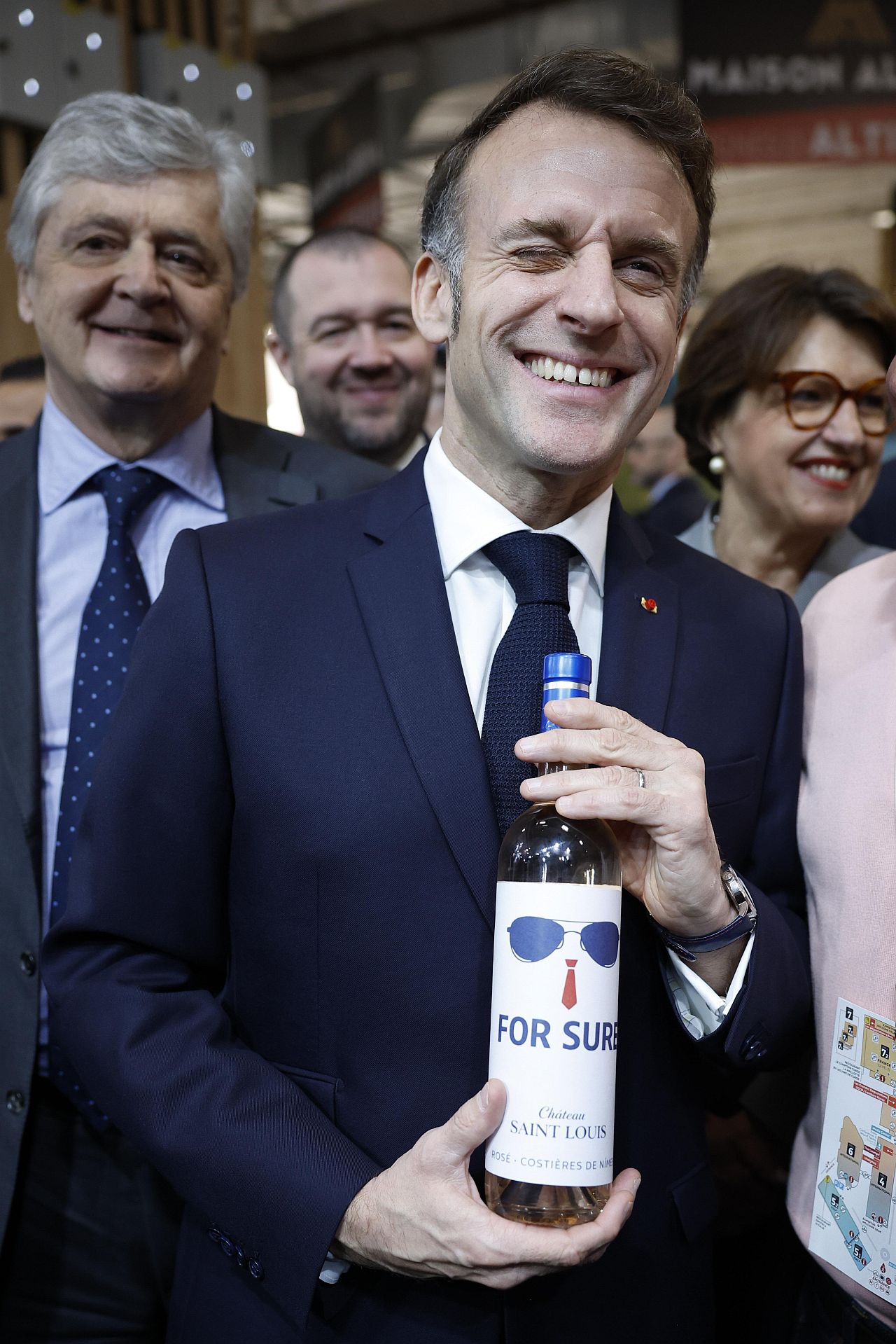 <p>Този понеделник (9 февруари) президентът на Франция откри изложението Wine Paris в изложбения парк. Производител изненада Макрон с бутилка розе, на чийто етикет с главни букви пише: &bdquo;FOR SURE&ldquo;, придружено от илюстрация, изобразяваща емблематичните очила на президента и червена вратовръзка.</p>