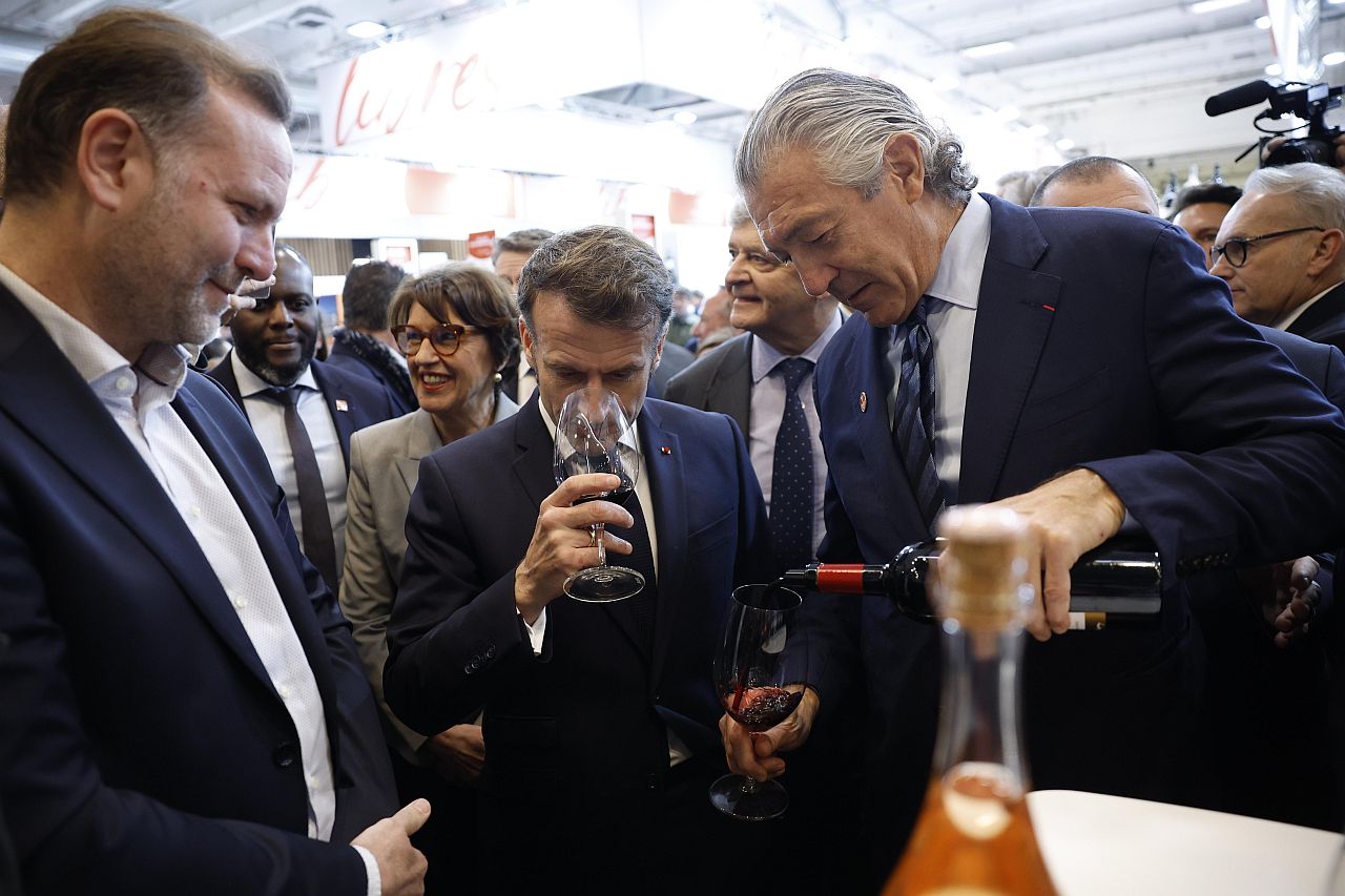 <p>Този понеделник (9 февруари) президентът на Франция откри изложението Wine Paris в изложбения парк. Производител изненада Макрон с бутилка розе, на чийто етикет с главни букви пише: &bdquo;FOR SURE&ldquo;, придружено от илюстрация, изобразяваща емблематичните очила на президента и червена вратовръзка.</p>