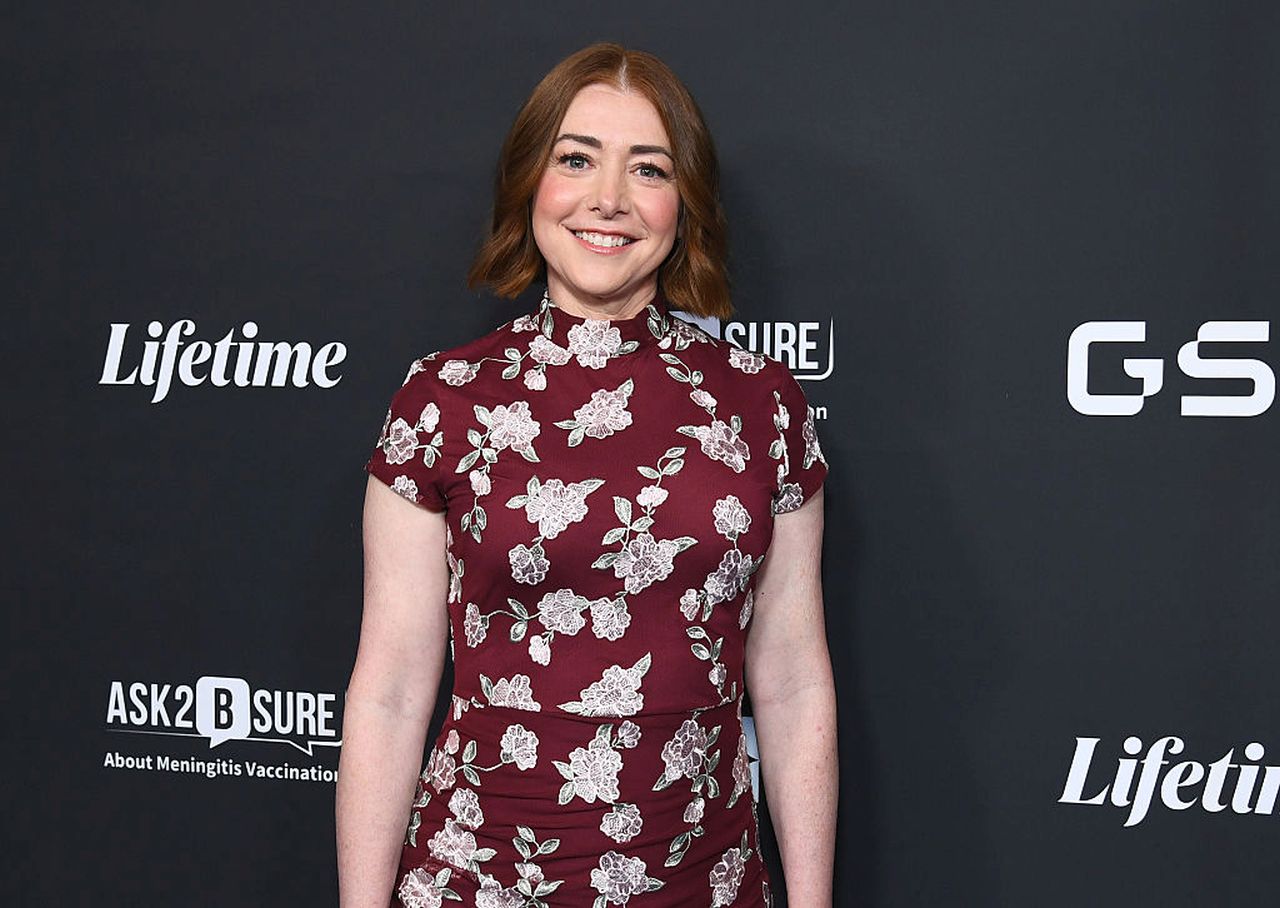 <p><strong>Алисън Ханиган (Лили Олдрин)</strong>- Звездата от &bdquo;Бъфи, убийцата на вампири&ldquo; се утвърди и като телевизионна водеща след &bdquo;HIMYM&ldquo;, заставайки начело на предаванията &bdquo;Girl Scout Cookie Championship&ldquo; и &bdquo;Penn &amp; Teller: Fool Us&ldquo;. Тя участва в телевизионни филми като &bdquo;Kim Possible&ldquo; и &bdquo;Abducted: The Mary Stauffer Story&ldquo;, както и с гост-роли в сериалите &bdquo;Outmatched&ldquo; и &bdquo;Pure&ldquo;. Ханиган има и важна озвучаваща роля като Клеър Кланси в анимацията &bdquo;Fancy Nancy&ldquo; на Disney Junior. През 2023 г. тя участва в 32-рия сезон на &bdquo;Dancing With the Stars&ldquo;, където завърши на пето място. Актрисата е омъжена за Алексис Денисоф от 2003 г. Двамата имат две дъщери &ndash; Сатяна и Кийва.</p>