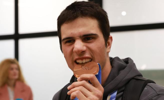 С чувство за хумор след бронза: Тервел Замфиров си направи шега на летището