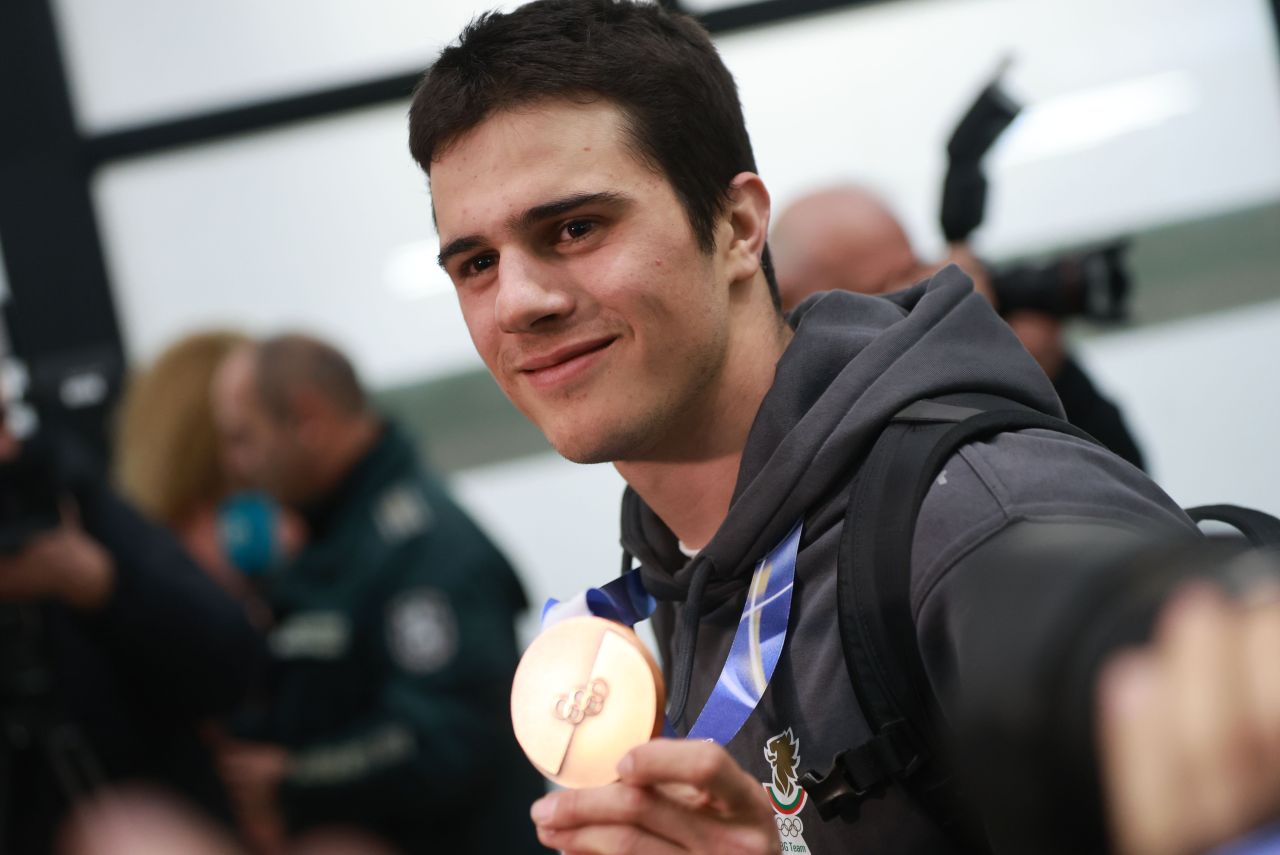 <p>Бронзовият медалист от Олимпиадата в Милано-Кортина - Тервел Замфиров, се прибра на родна земя</p>