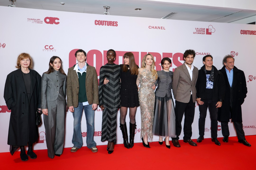 <p>Анджелина Джоли впечатли на премиерата на &bdquo;Couture&ldquo; в Париж с дръзка &bdquo;гола&ldquo; рокля и откровено разказа за личната си връзка с филма, борбата с рака, майка си и значението на живота отвъд болестта.</p>