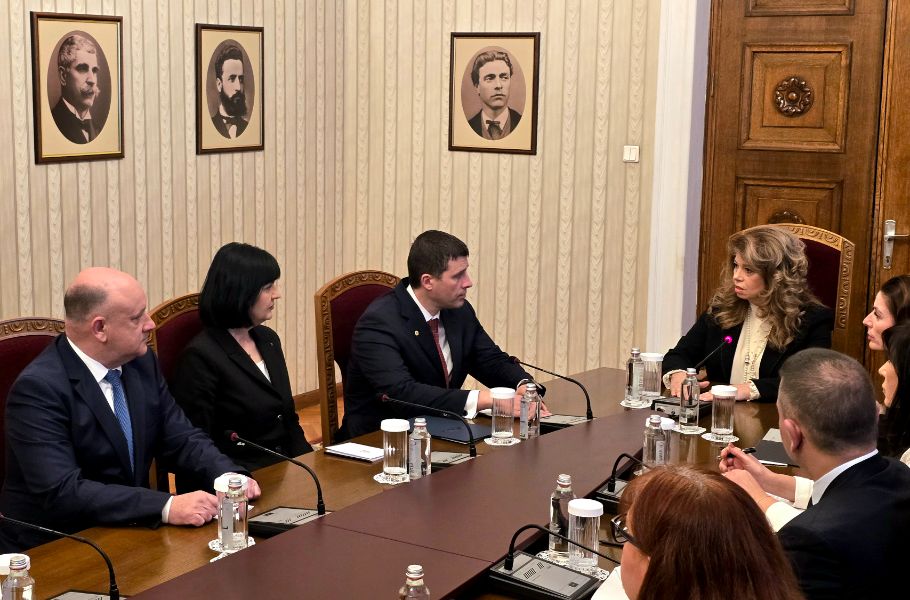 <p>Обществото няма доверие в институциите, както и в медиите, с право, заяви председателят на парламентарната група на &bdquo;Величие&ldquo; Ивелин Михайлов по време на консултациите с президента Илияна Йотова във връзка с процедурата по назначаване на служебен министър-председател.</p>