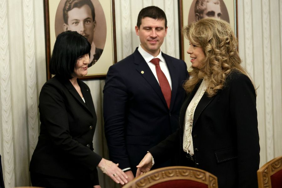 <p>Обществото няма доверие в институциите, както и в медиите, с право, заяви председателят на парламентарната група на &bdquo;Величие&ldquo; Ивелин Михайлов по време на консултациите с президента Илияна Йотова във връзка с процедурата по назначаване на служебен министър-председател.</p>