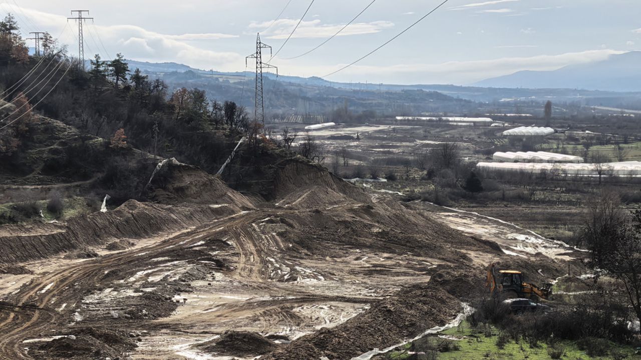 <p>На обходния път на Кресна ще има три големи моста и два тунела. В момента на обекта работят над 60 тежкотоварни машини и 170 строители&nbsp;</p>
