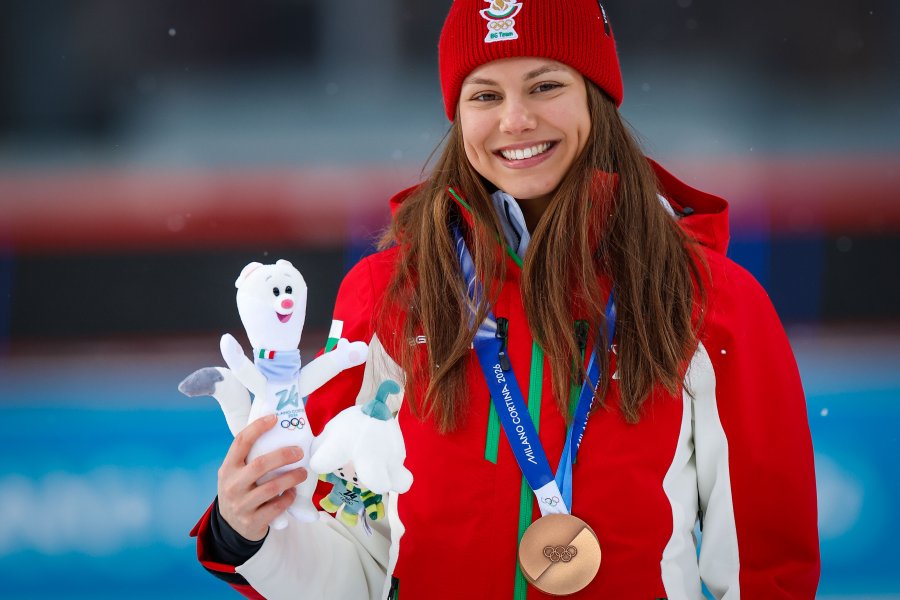 Награждаване на Лора Христова след бронзовото отличие на Зимните олимпийски1