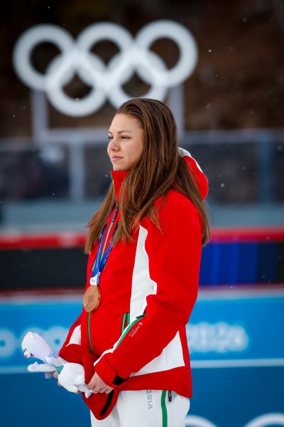 Награждаване на Лора Христова след бронзовото отличие на Зимните олимпийски1