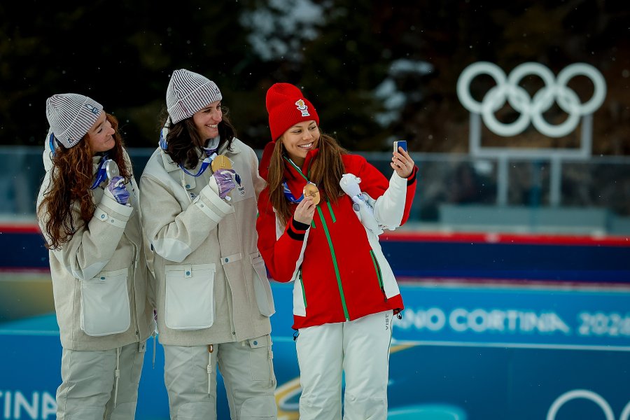 Награждаване на Лора Христова след бронзовото отличие на Зимните олимпийски1