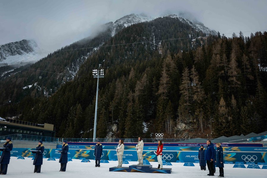 Награждаване на Лора Христова след бронзовото отличие на Зимните олимпийски1