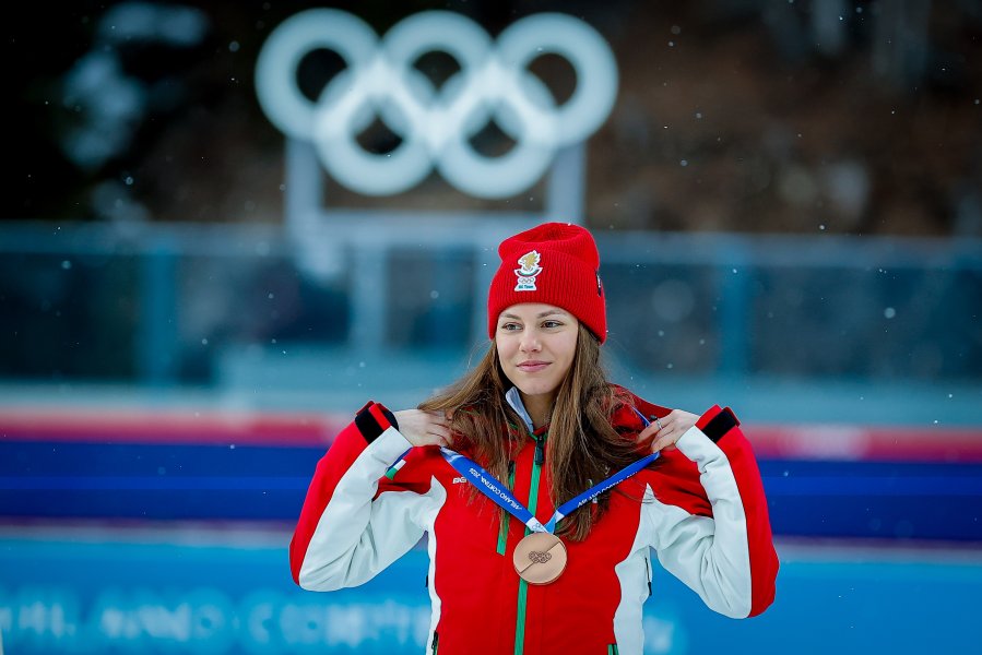 Награждаване на Лора Христова след бронзовото отличие на Зимните олимпийски1