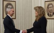 Президентът Йотова връчи мандата за служебен кабинет на Андрей Гюров