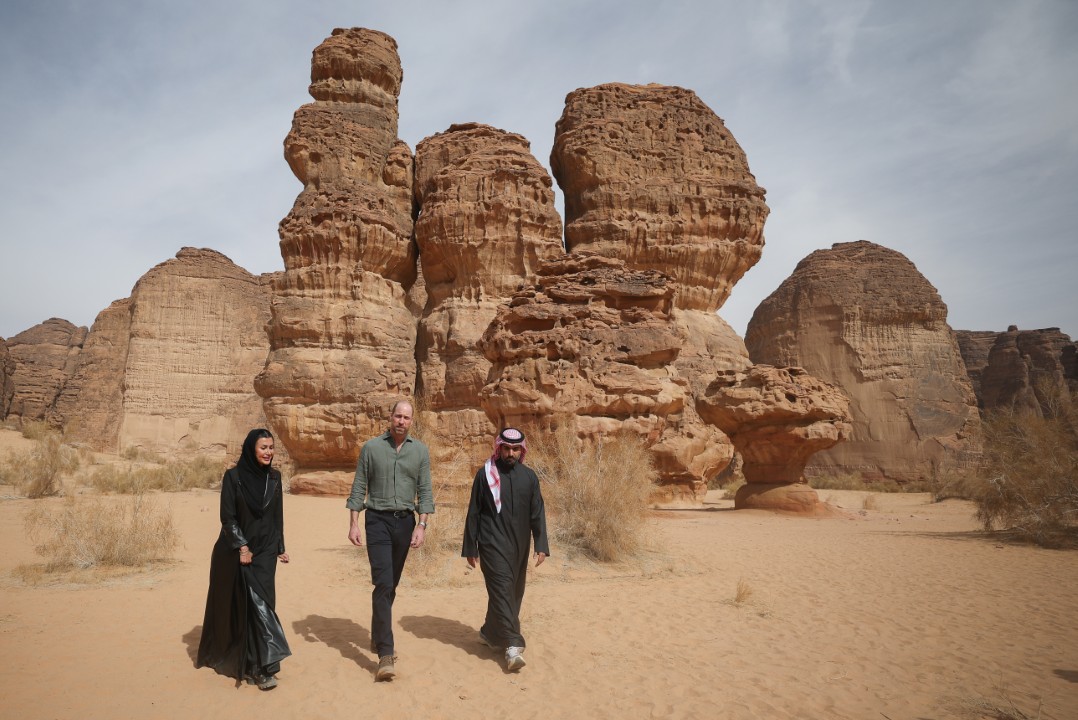 <p>Принц Уилям завърши първото си посещение в Саудитска Арабия с визита в природния резерват Шараан и историческия град Ал-Ула, запознавайки се с програми за опазване на застрашени видове и устойчиво земеделие.</p>