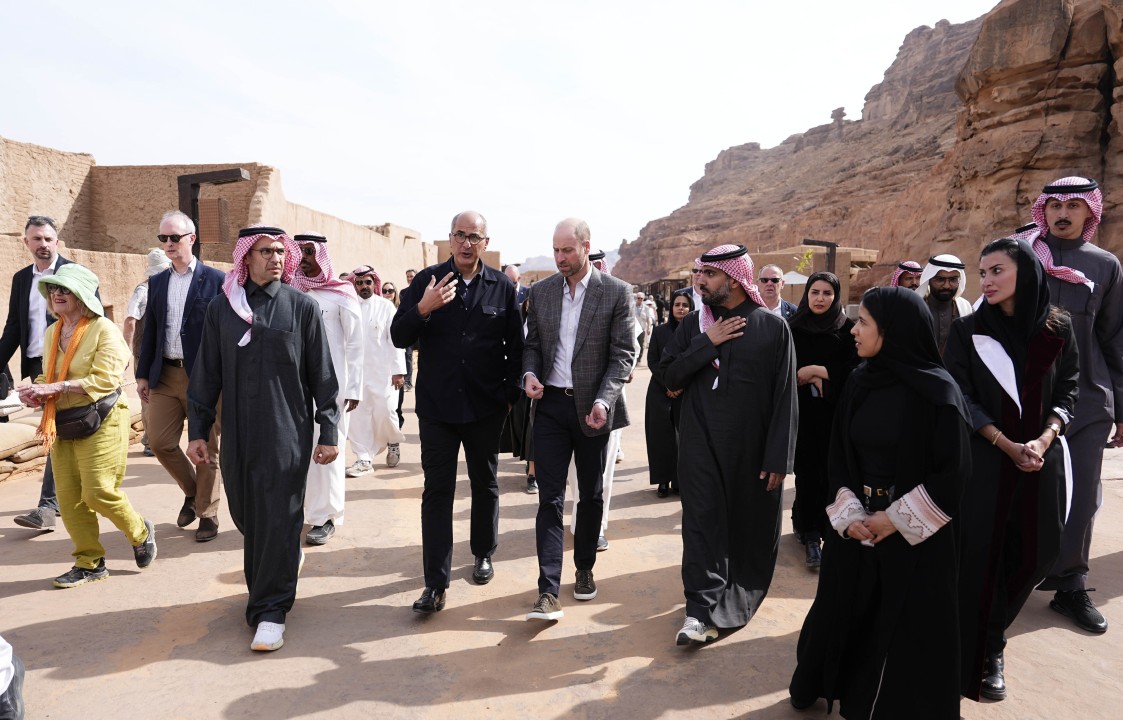 <p>Принц Уилям завърши първото си посещение в Саудитска Арабия с визита в природния резерват Шараан и историческия град Ал-Ула, запознавайки се с програми за опазване на застрашени видове и устойчиво земеделие.</p>