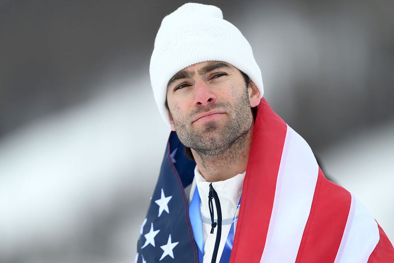 <p><strong>Алекс Хол</strong>- Тази звезда на слоупстайл стила е известен с трикове, които изглеждат почти компютърно генерирани, докато излъчва непринудена, завладяваща енергия, правеща го любимец на феновете както на планината, така и извън нея. С трапчинки като на филмова звезда, убийствена челюст и мускули, достойни за медал, 27-годишният американски фрийстайл скиор съчетава 100-каратова усмивка с дръзка доминация, извисявайки се по-високо от почти всеки друг. На Зимните олимпийски игри през 2022 г. в Китай, Хол не просто участва &mdash; той завоюва олимпийското злато за отбора на САЩ по ски свободен стил и се утвърди като една от най-големите звезди в спорта. Феновете не спират: &bdquo;Изгубих се в очите му&ldquo; или &bdquo;О, Боже, той е бог&ldquo;.</p>