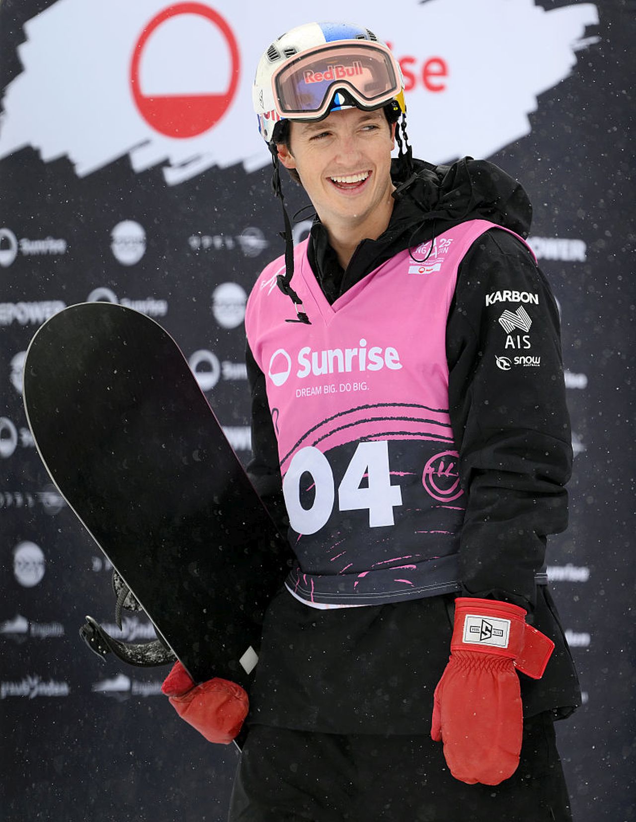 <p><strong>Скоти Джеймс</strong>- Перфектният модел за сноуборд е може би Скоти Джеймс. Австралийският майстор на хафпайпа лети високо, с мощни коремни мускули, достатъчно силни, за да &bdquo;разтопят леда&ldquo; под него. 31-годишният Джеймс превръща всяко бягане в спектакъл, оставяйки съдиите смаяни, а феновете жадни за още. Четирикратен олимпиец, Джеймс дори носеше знамето на Австралия през 2018 г., когато завоюва бронзов медал, който остави публика и съдии впечатлени. Феновете пишат: <em><strong>&bdquo;Скоти е толкова сладък&ldquo;</strong></em>, докато видеата му с танци без риза обират всички лайкове.</p>