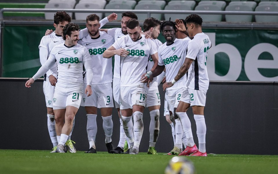 НА ЖИВО: Монтана 0:1 Берое, гостите с човек по-малко