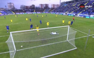 Страничната греда спря Левски от попадение срещу Ботев (видео)