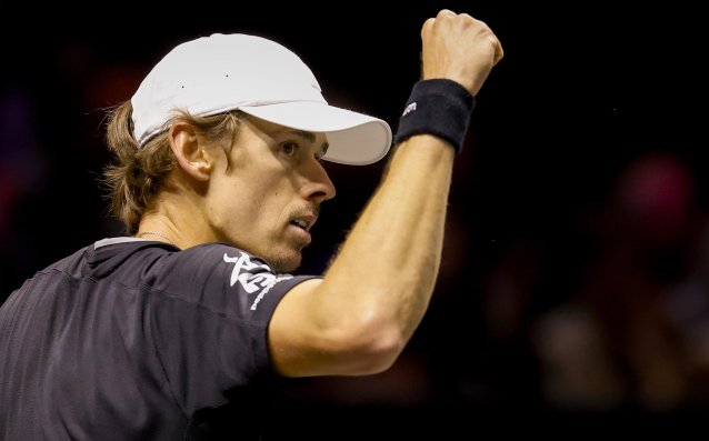 Де Минор триумфира с титлата в Ротердам