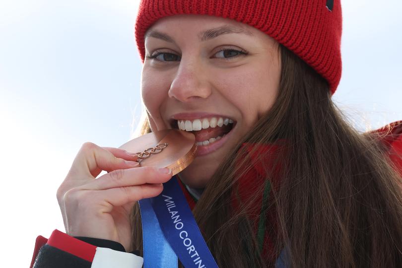 Снежната принцеса от Троян: Лора Христова, която омагьоса Милано-Кортина 2026 - снимка 9