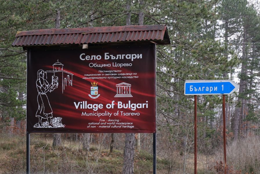 <p>Полиция отцепи района около дома на Ивайло Калушев в село Българи.</p>