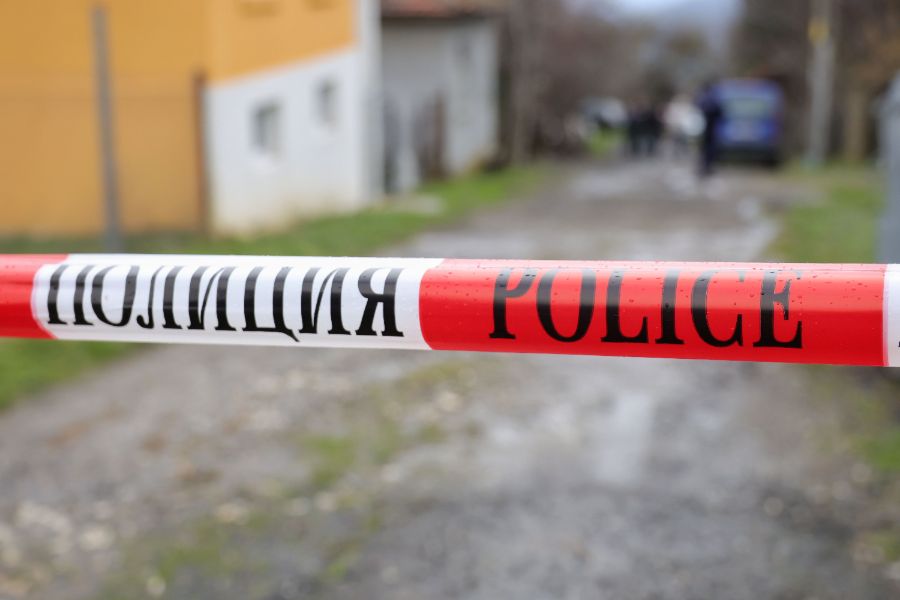 <p>Полиция отцепи района около дома на Ивайло Калушев в село Българи.</p>