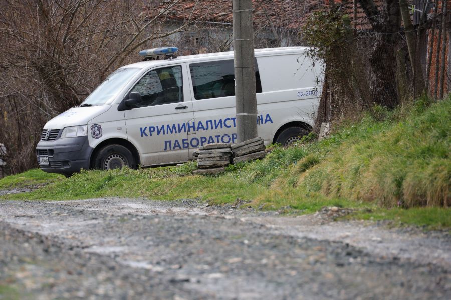 <p>Полиция отцепи района около дома на Ивайло Калушев в село Българи.</p>